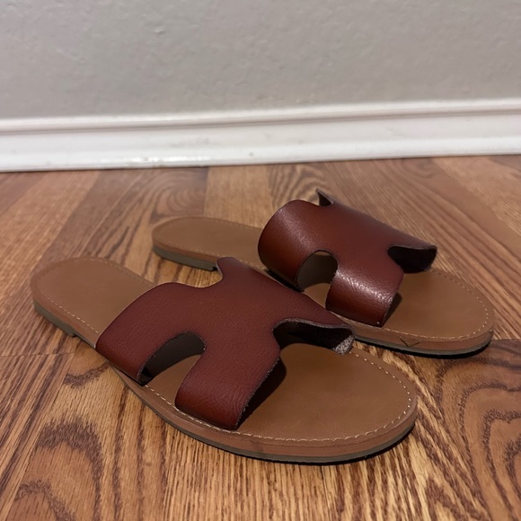 Universal Thread Sandals - Picture 2 of 4